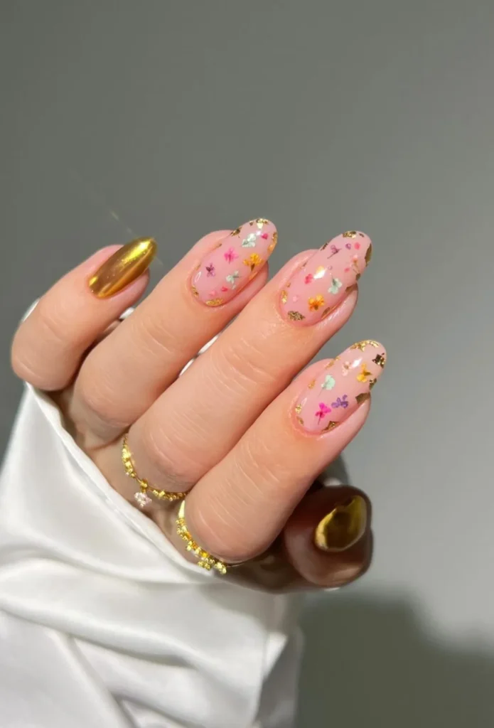Blumennägel mit Goldchrom