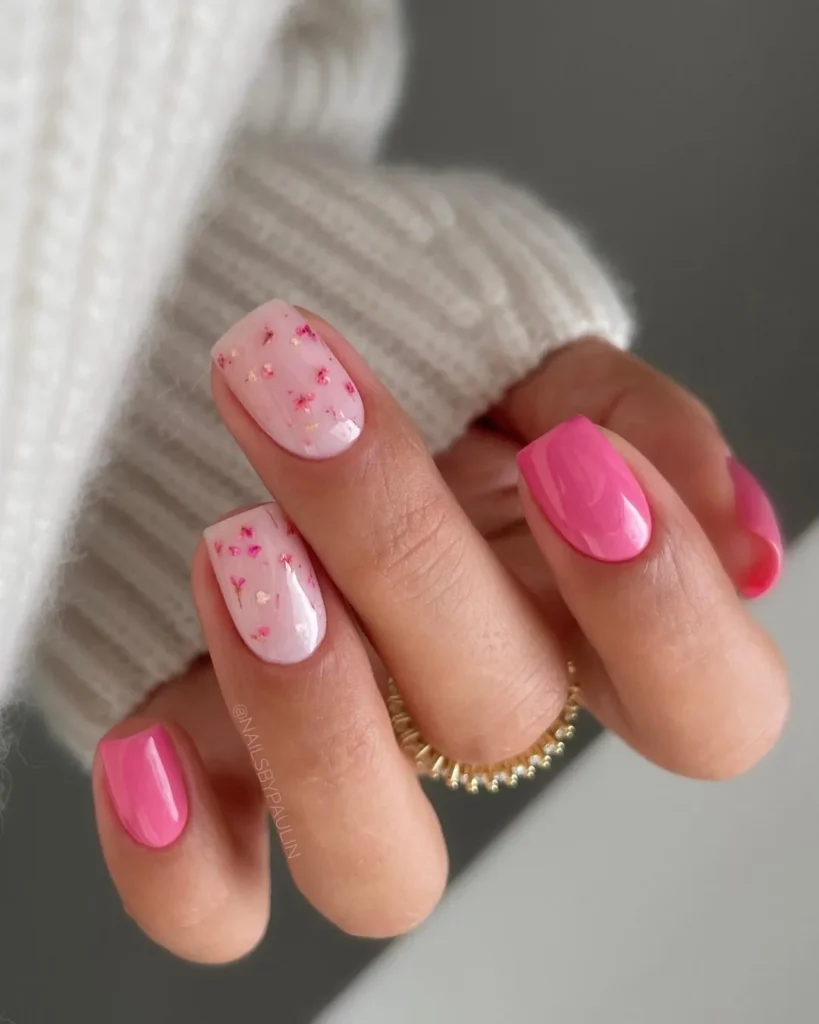Blütenblätter - Kurze rosa Barbie-Nägel mit Blumenkunst