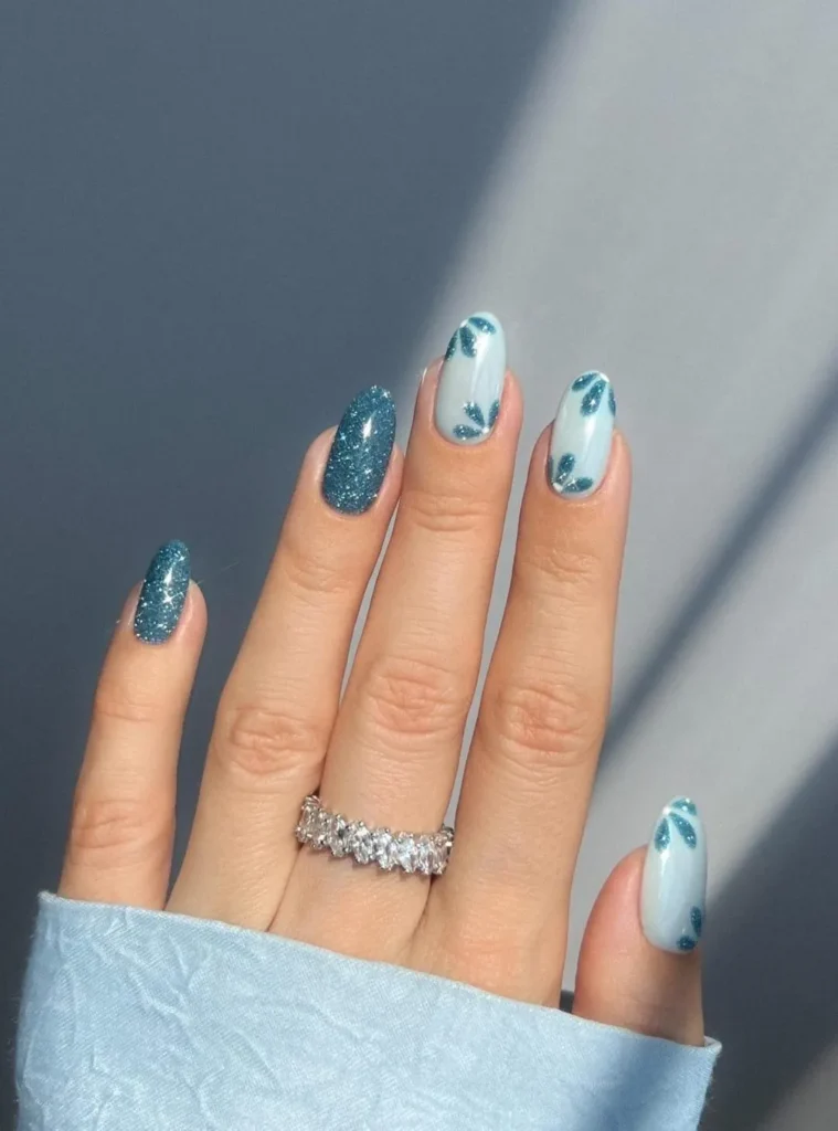 Hellblaue Blumen-Nägel mit Glitzer