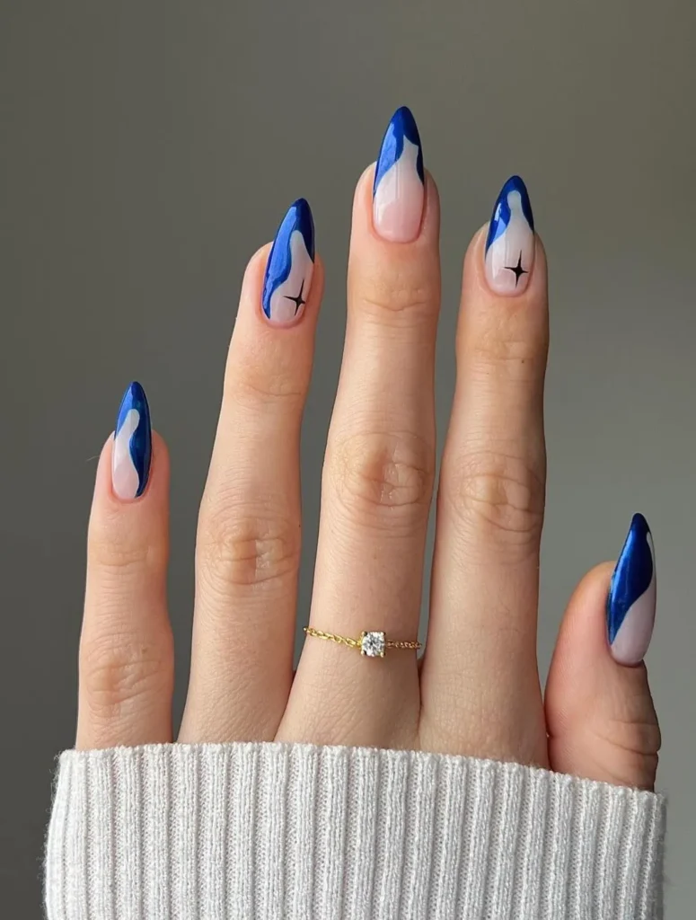 Königsblaue moderne French-Tip-Nägel mit Sternen