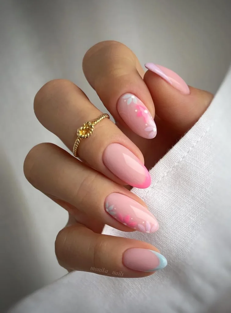 Neutrale Nägel mit pastellrosa und blauen Blumen