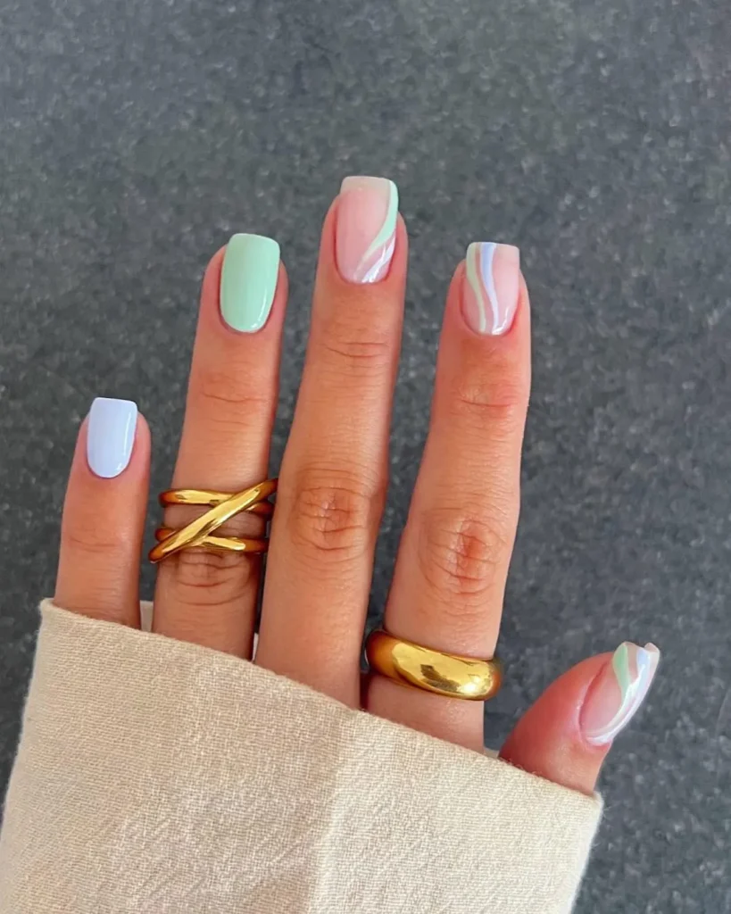 Pastellblaue und grüne Swirl-Nägel