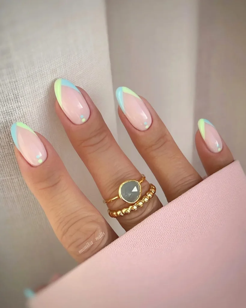 Pastellgrüne und blaue French-Tip-Nägel