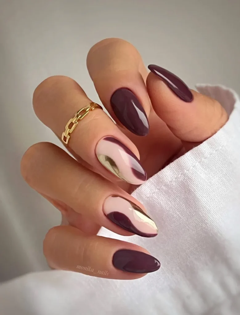 Schokoladenbraune Swirl-Nägel mit Gold