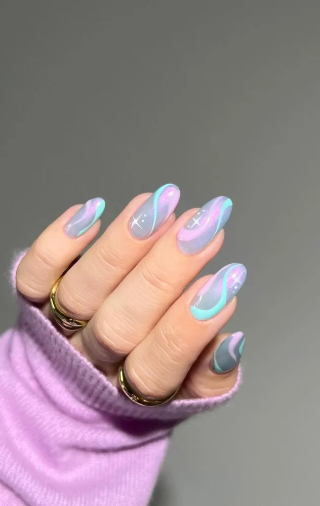 Süße pastellfarbene lila und blaue Swirl-Nägel
