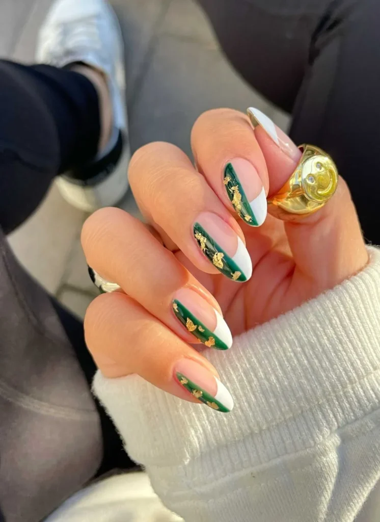 Weiße French-Tip-Nägel mit smaragdgrüner